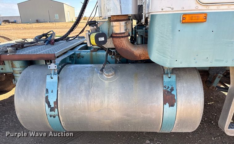 image for item EP2622 1995 Freightliner semi truck