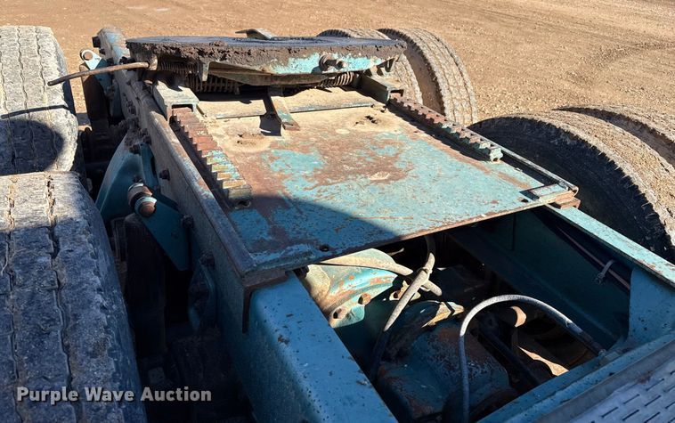 image for item EP2622 1995 Freightliner semi truck