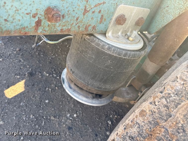 image for item EP2622 1995 Freightliner semi truck