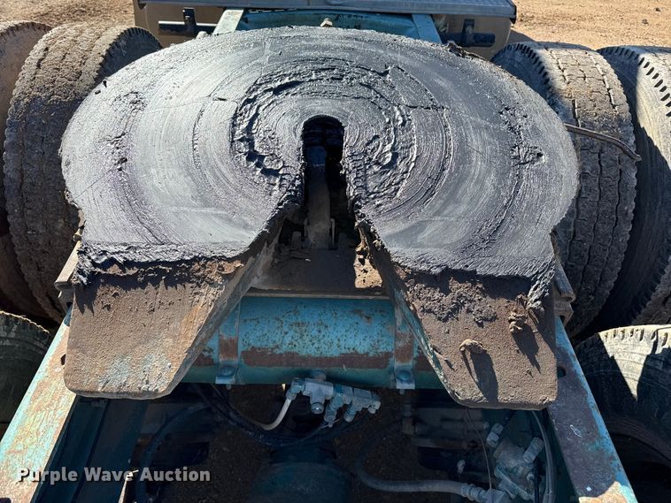 image for item EP2622 1995 Freightliner semi truck