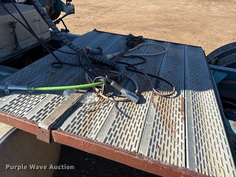 image for item EP2622 1995 Freightliner semi truck