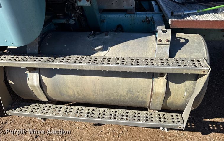 image for item EP2622 1995 Freightliner semi truck