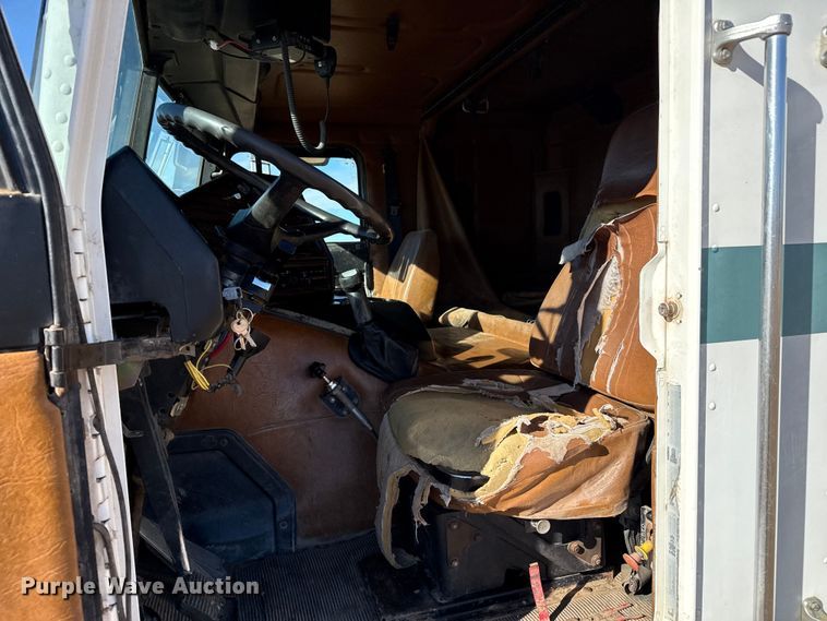 image for item EP2622 1995 Freightliner semi truck