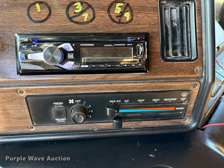 image for item EP2622 1995 Freightliner semi truck