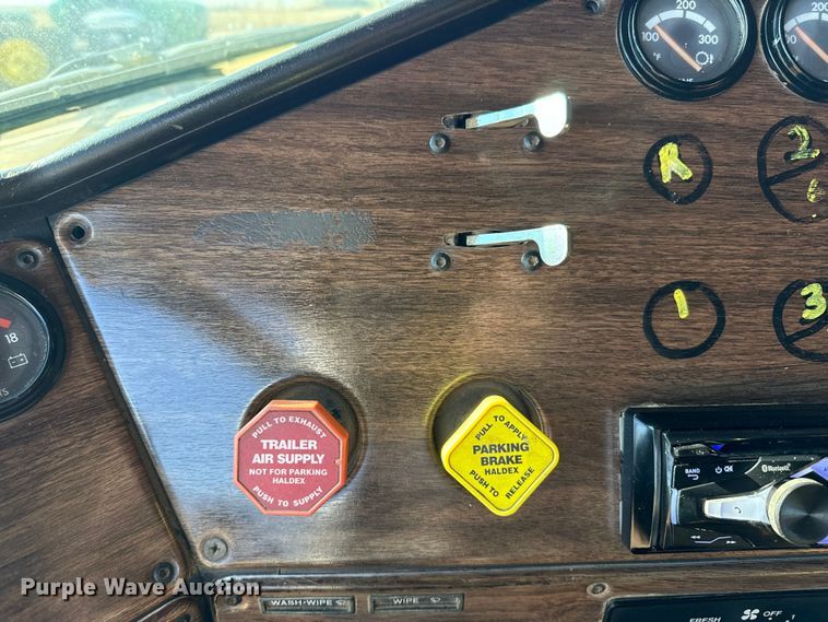 image for item EP2622 1995 Freightliner semi truck