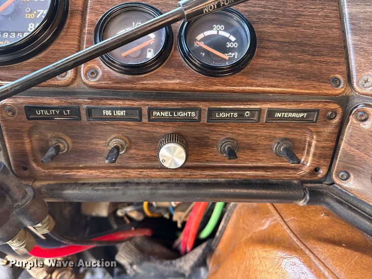 image for item EP2622 1995 Freightliner semi truck