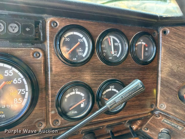 image for item EP2622 1995 Freightliner semi truck