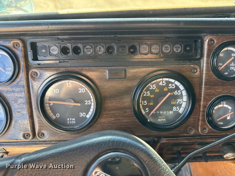 image for item EP2622 1995 Freightliner semi truck