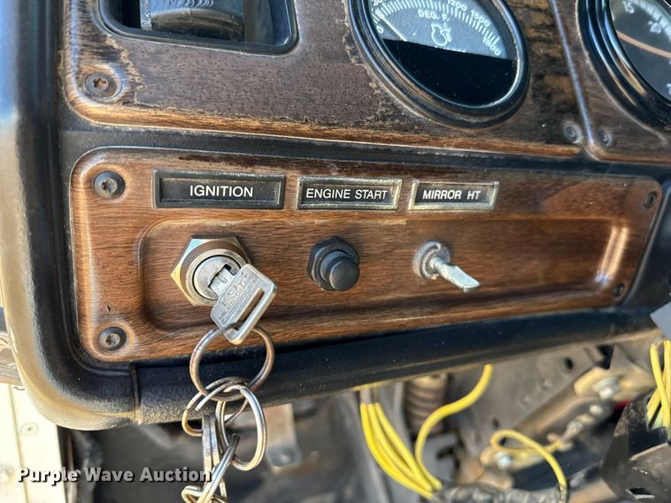 image for item EP2622 1995 Freightliner semi truck