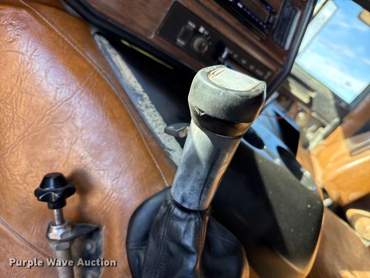 image for item EP2622 1995 Freightliner semi truck