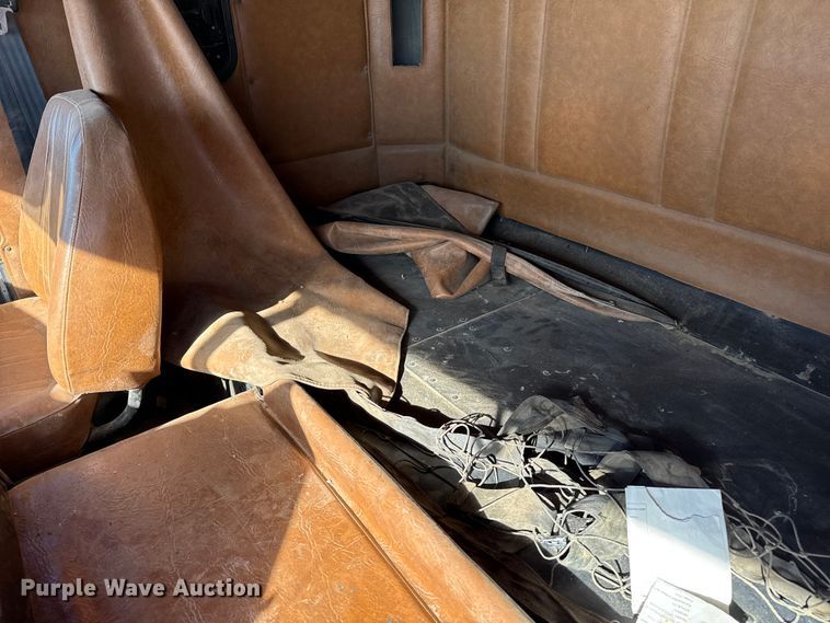 image for item EP2622 1995 Freightliner semi truck