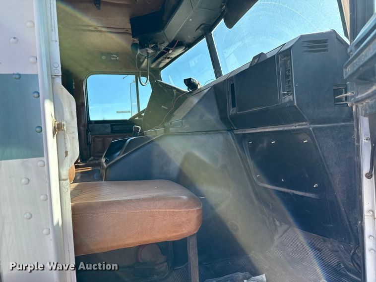 image for item EP2622 1995 Freightliner semi truck