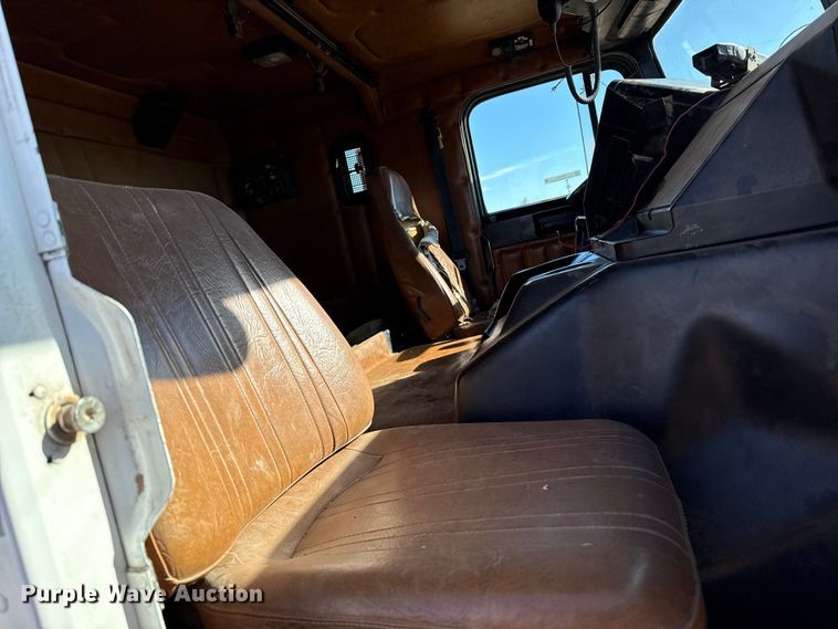 image for item EP2622 1995 Freightliner semi truck