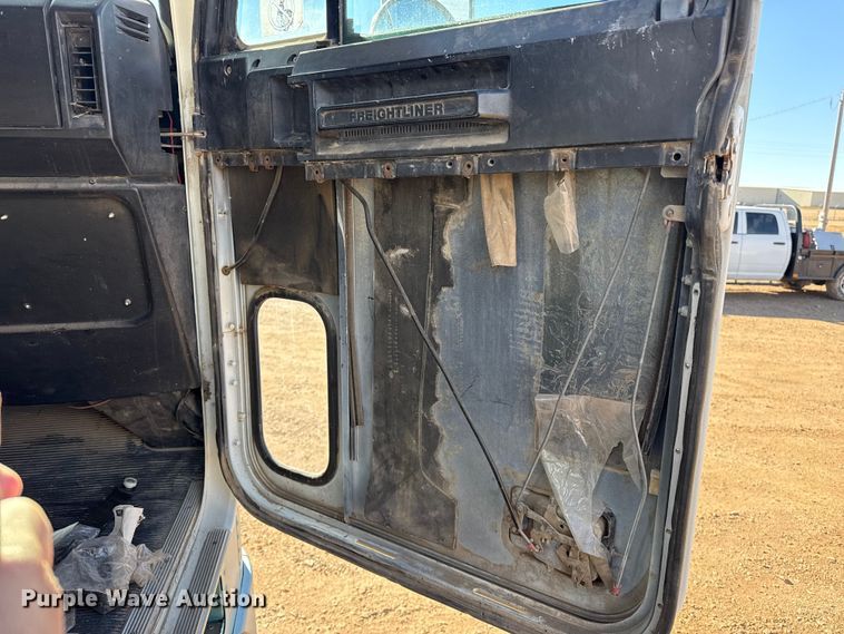 image for item EP2622 1995 Freightliner semi truck