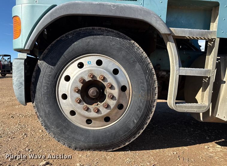 image for item EP2622 1995 Freightliner semi truck