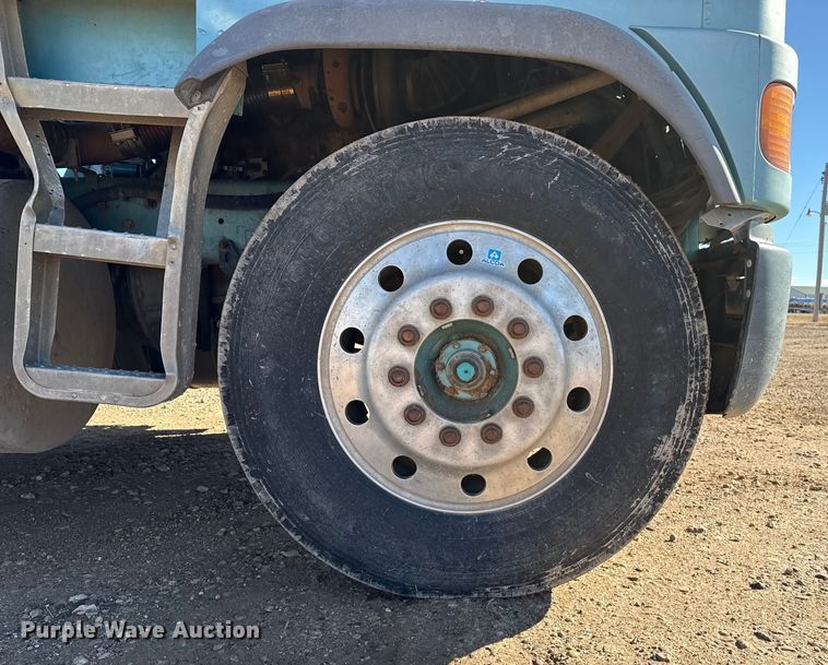 image for item EP2622 1995 Freightliner semi truck