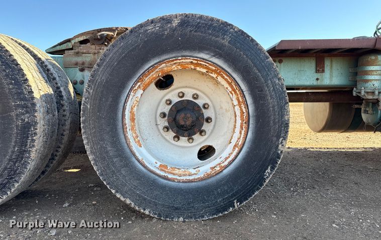 image for item EP2622 1995 Freightliner semi truck