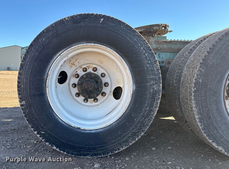 image for item EP2622 1995 Freightliner semi truck