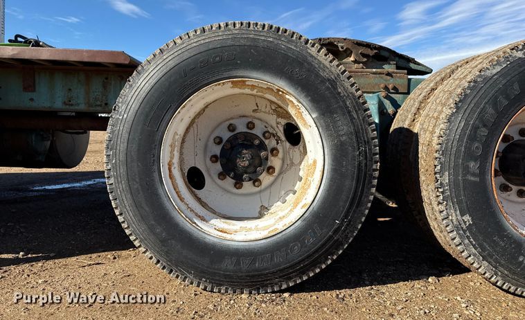 image for item EP2622 1995 Freightliner semi truck