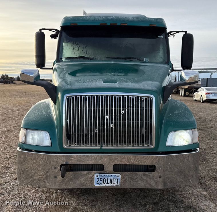 image for item EP2639 1998 Volvo VN semi truck