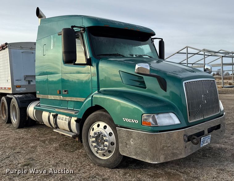 image for item EP2639 1998 Volvo VN semi truck