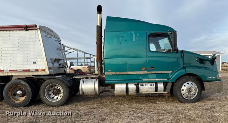 image for item EP2639 1998 Volvo VN semi truck