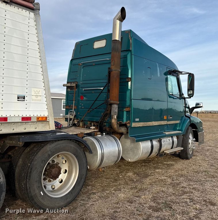 image for item EP2639 1998 Volvo VN semi truck