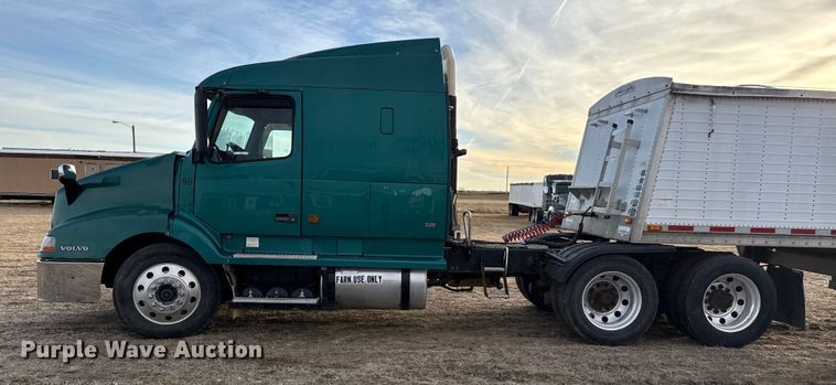 image for item EP2639 1998 Volvo VN semi truck