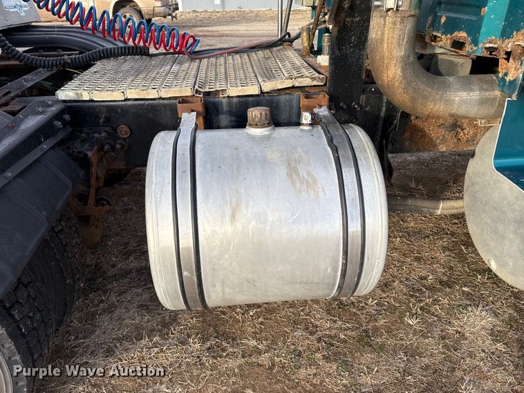 image for item EP2639 1998 Volvo VN semi truck