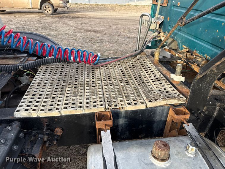 image for item EP2639 1998 Volvo VN semi truck