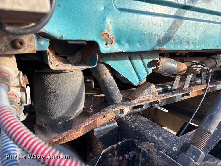 image for item EP2639 1998 Volvo VN semi truck