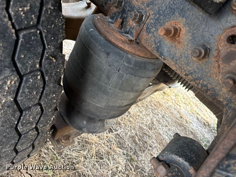 image for item EP2639 1998 Volvo VN semi truck