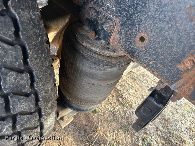 image for item EP2639 1998 Volvo VN semi truck