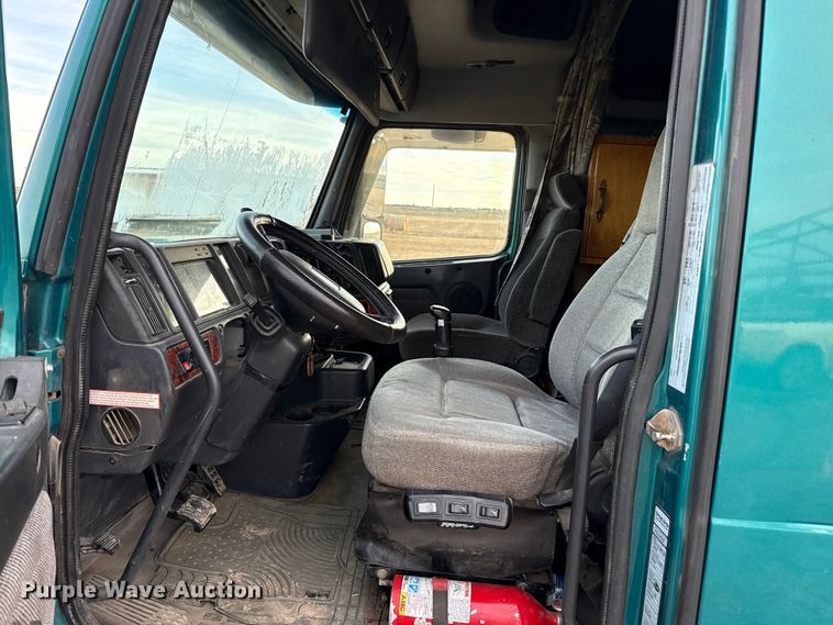 image for item EP2639 1998 Volvo VN semi truck