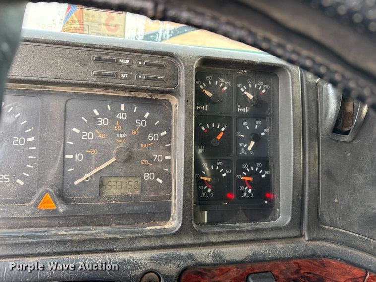 image for item EP2639 1998 Volvo VN semi truck