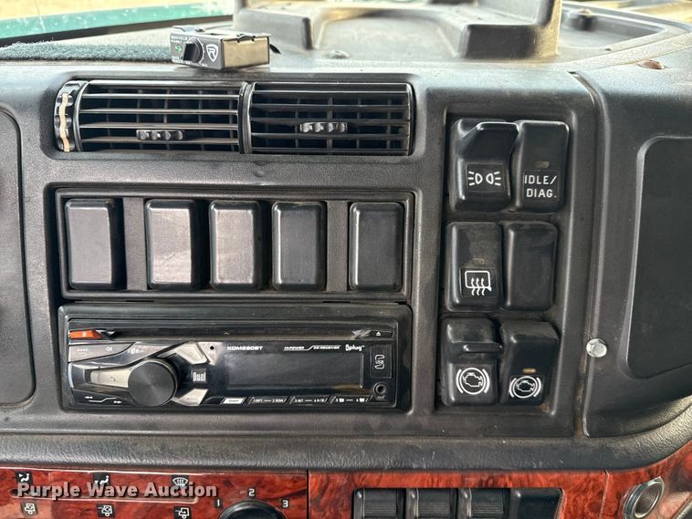 image for item EP2639 1998 Volvo VN semi truck