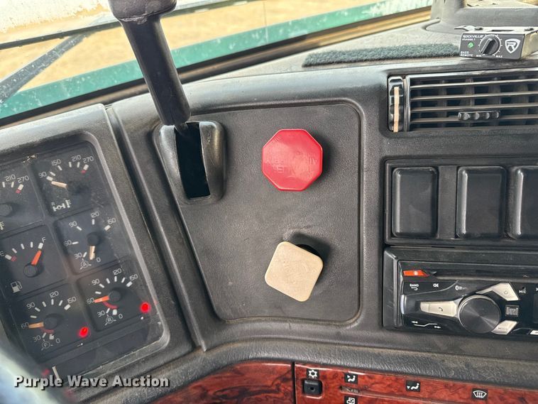 image for item EP2639 1998 Volvo VN semi truck