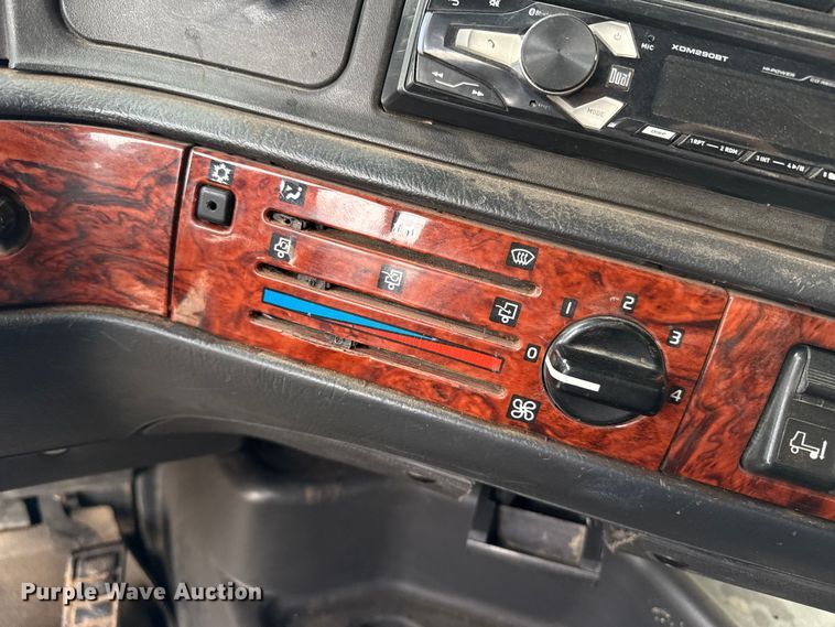 image for item EP2639 1998 Volvo VN semi truck