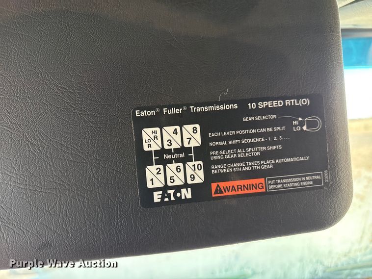 image for item EP2639 1998 Volvo VN semi truck