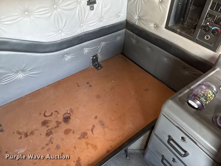 image for item EP2639 1998 Volvo VN semi truck