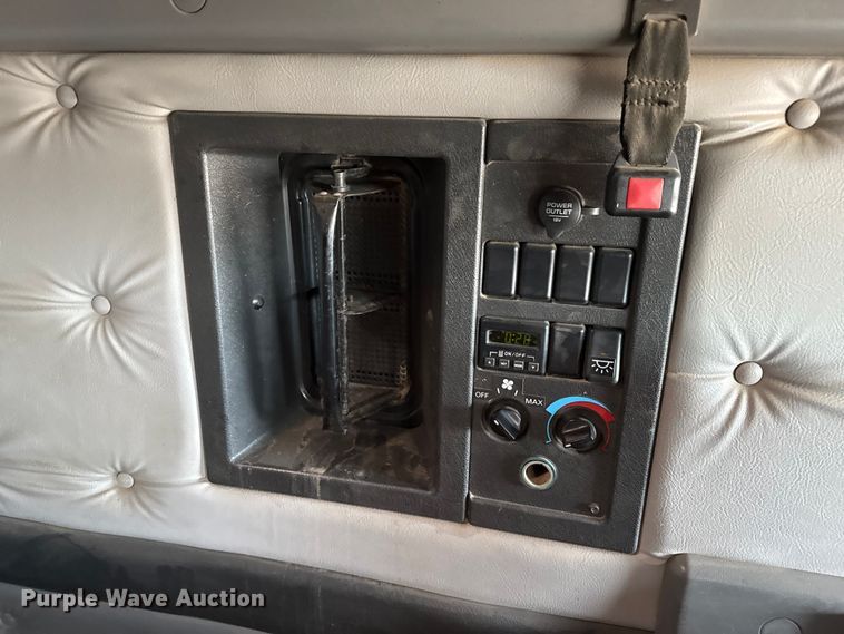 image for item EP2639 1998 Volvo VN semi truck