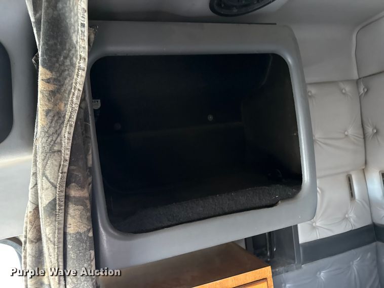 image for item EP2639 1998 Volvo VN semi truck