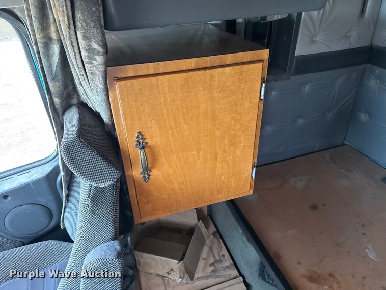 image for item EP2639 1998 Volvo VN semi truck