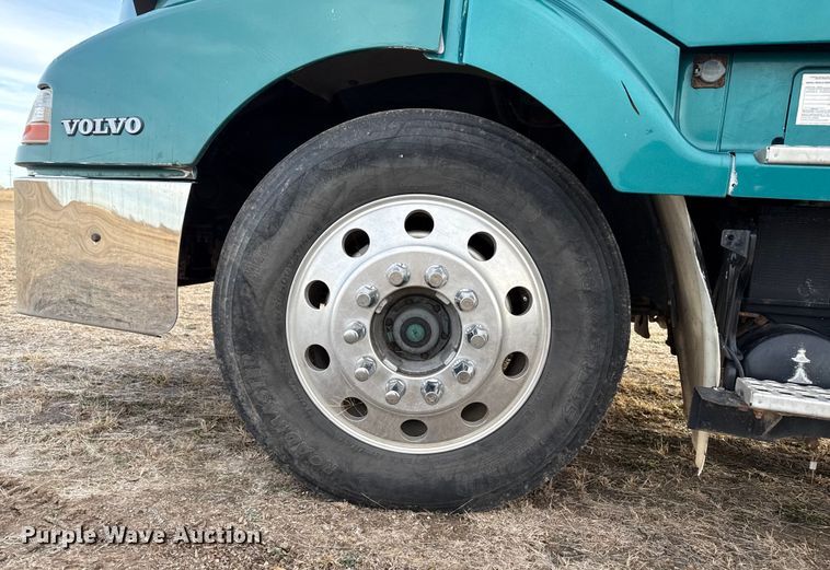 image for item EP2639 1998 Volvo VN semi truck