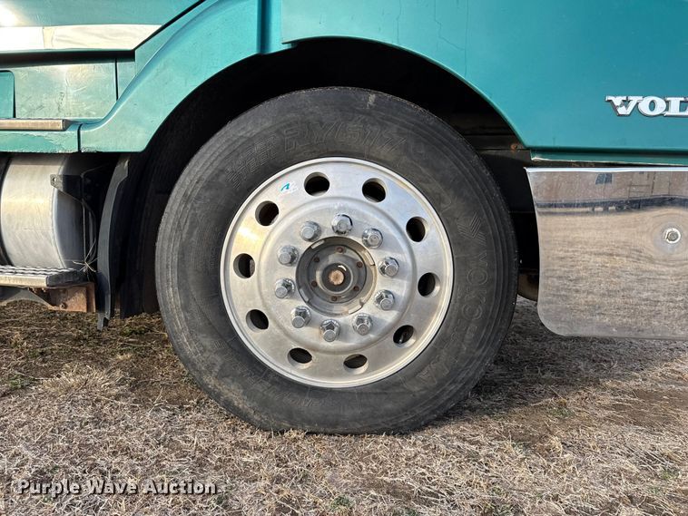 image for item EP2639 1998 Volvo VN semi truck