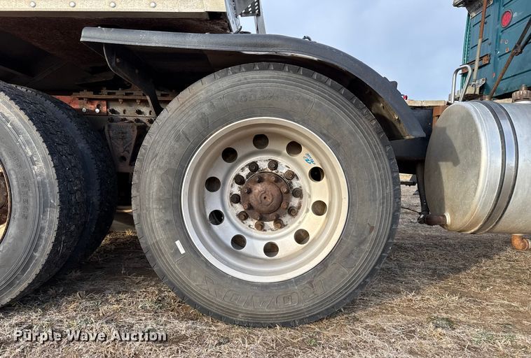 image for item EP2639 1998 Volvo VN semi truck