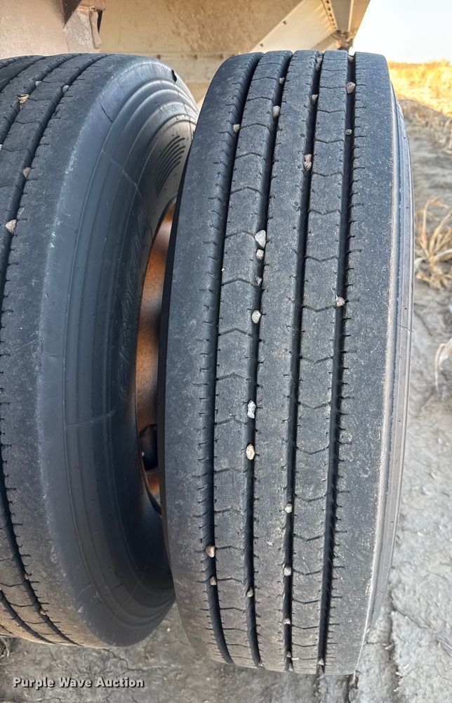 image for item EP2654 2009 Neville Built grain trailer