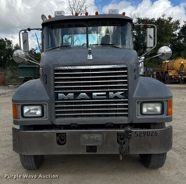 image for item ER0136 2004 Mack CH613 semi truck