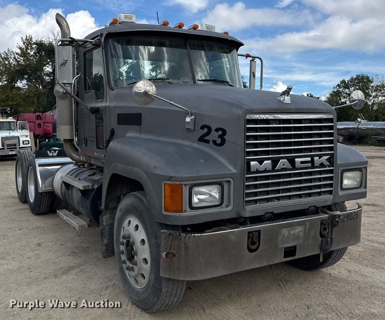 image for item ER0136 2004 Mack CH613 semi truck