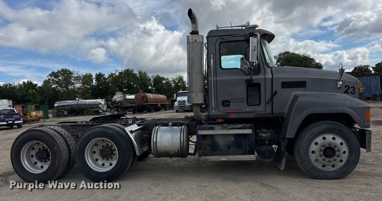 image for item ER0136 2004 Mack CH613 semi truck